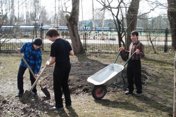 Mamas-Planting-600x398